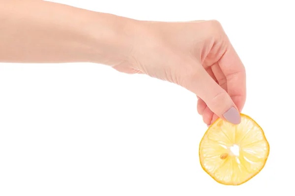 Rebanada de limón manos femeninas — Foto de Stock