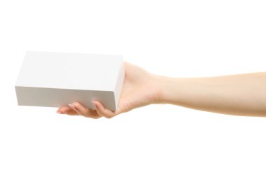 Beyaz kutu içinde eller