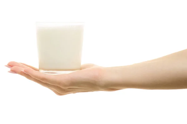 Ein Glas Milch in weiblichen Händen — Stockfoto