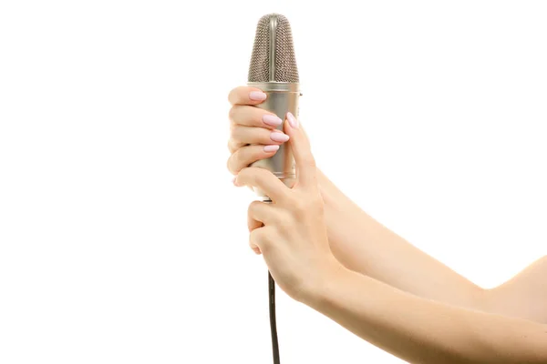 Micrófono en manos femeninas — Foto de Stock