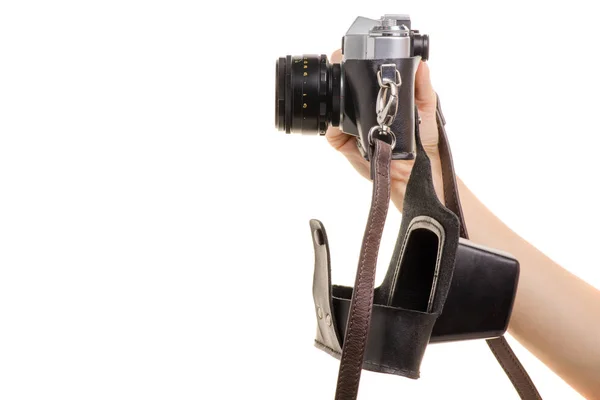 Starý fotoaparát v případě v ženské ruce — Stock fotografie