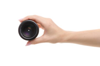 Bir kadın elinde fotoğraf makinelerinde objektif