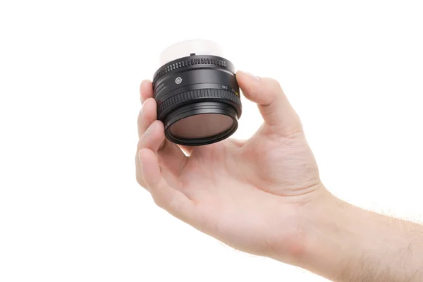 Objektivu na fotoaparátu v mužské ruce — Stock fotografie