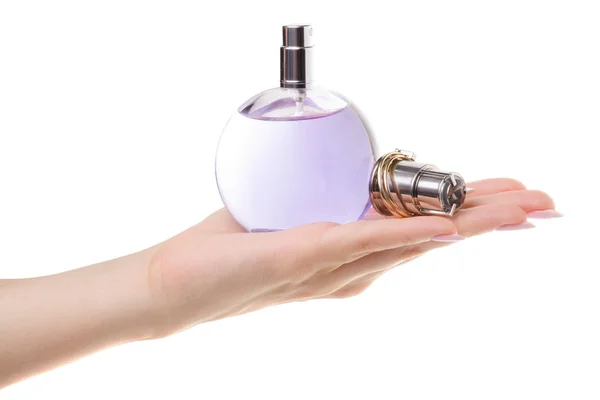 Parfum in de hand van een vrouw — Stockfoto