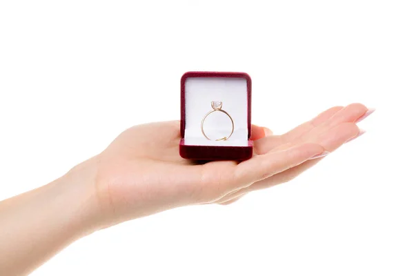 Χρυσό δαχτυλίδι σε ένα κουτί σε ένα γυναικείο χέρι — Φωτογραφία Αρχείου