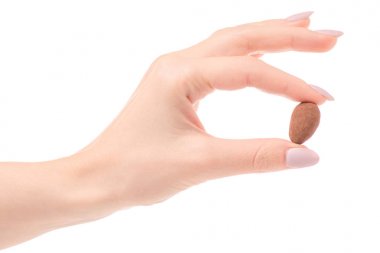 Badem sütü truffle el içinde
