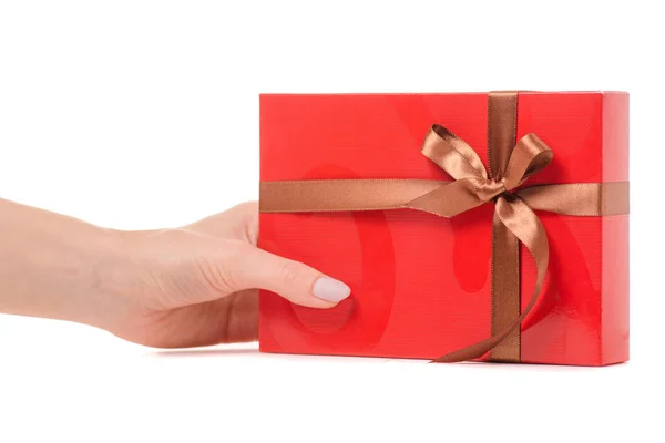 Caixa de presente com fita mão feminina — Fotografia de Stock
