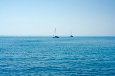 İki tekne yelkenli deniz