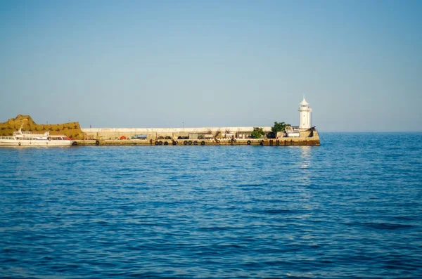 埠頭と海の灯台 — ストック写真