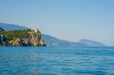 Şehir dağ deniz gökyüzü üzerinde