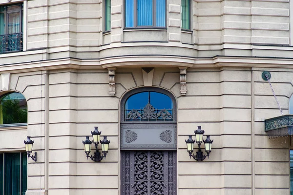 Architektura fasady latarnie drzwi — Zdjęcie stockowe