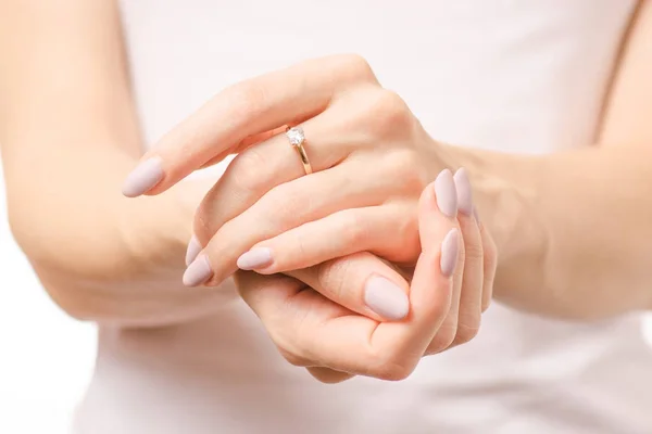 La mano femenina el anillo — Foto de Stock