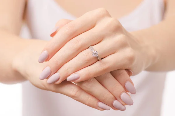 Mão feminina um anel — Fotografia de Stock