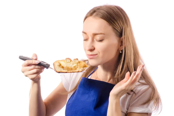 Junge Frau in Schürze in den Händen Kuchen Paddelkuchen — Stockfoto