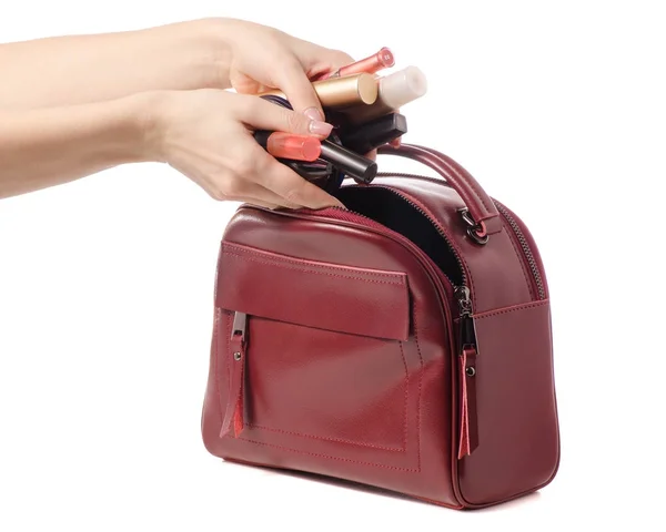 Mettez les cosmétiques dans un sac à main féminin — Photo