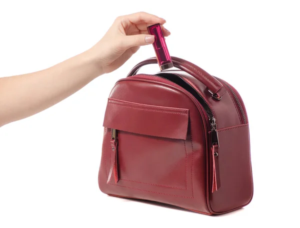 Main féminine mettre rouge à lèvres dans le sac à main féminin — Photo