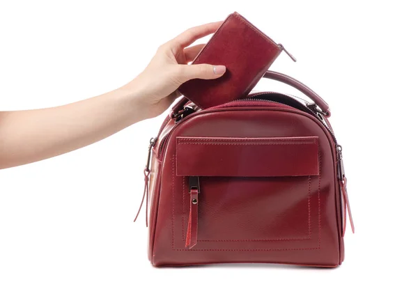 Ženská ruka drží červenou kabelku a červená taška — Stock fotografie