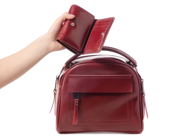 赤い財布と赤いバッグを持っている女性の手 — ストック写真