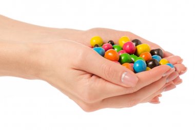 Elinde bir çok renkli sır badem fındık kova