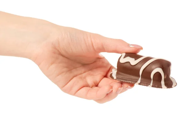 Tvarohem tvaroh v čokoládě glazura v ruce — Stock fotografie