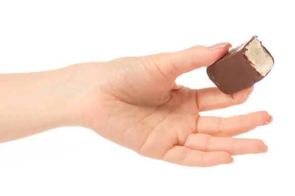 Coalhada de queijo cottage em esmalte de chocolate na mão — Fotografia de Stock