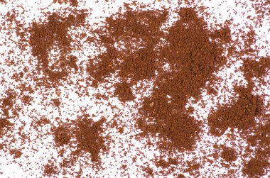 Kahve zemin yığının üstüne beyaz bir arka plan