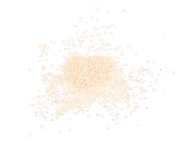 Pilha de sementes de gergelim no fundo branco — Fotografia de Stock