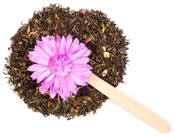Blad thee met bloemen en vruchten houten lepel — Stockfoto
