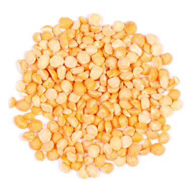 Tahta kaşık beyaz zemin üzerinde bir bezelye yığını