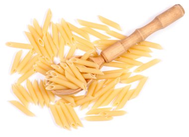 Beyaz bir arka plan üzerinde tüyler tahta kaşık makarna yığını