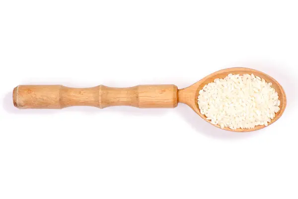 Рисові крупи дерев'яна ложка на білому тлі — стокове фото