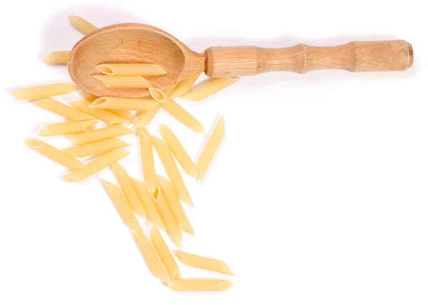 Macaroni van veren houten lepel op een witte achtergrond — Stockfoto