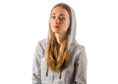 Kadın üzgün bir kukuleta ile bir kazak