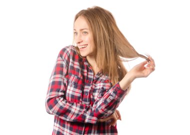 Saçını tutan oynak gömlek gülümseyen kadın