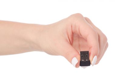 Bluetooth usb adaptörü elinde