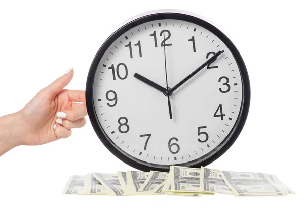 Une horloge sur une main féminine et des dollars d'argent — Photo