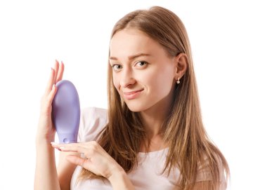 Eller için vücut kremi bir kavanoz elinde güzel genç kadın