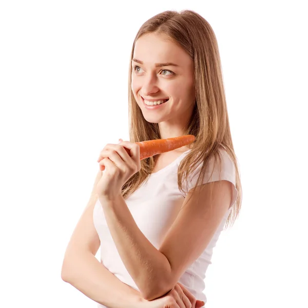 Hermosa joven sosteniendo una zanahoria en las manos — Foto de Stock
