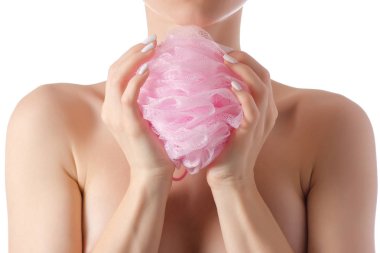 Güzel genç kadın omuz banyo süngeri