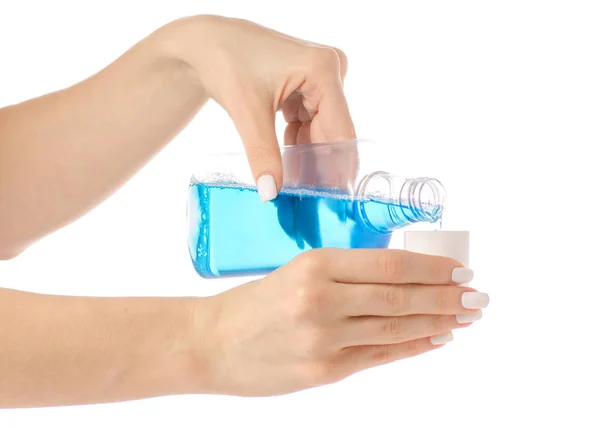 Garrafa de plástico com líquido de enxaguamento bucal azul na mão — Fotografia de Stock