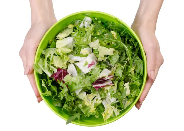 Mezcla de hojas de lechuga en un tazón en las manos — Foto de Stock