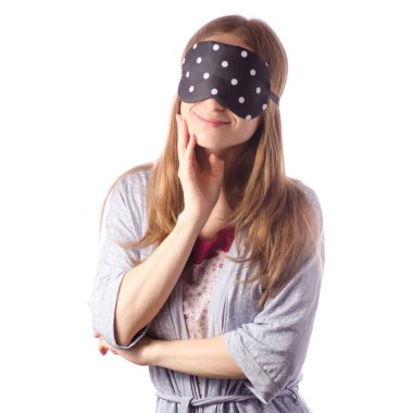 Uyku maskesi Bornozlu genç güzel kadın