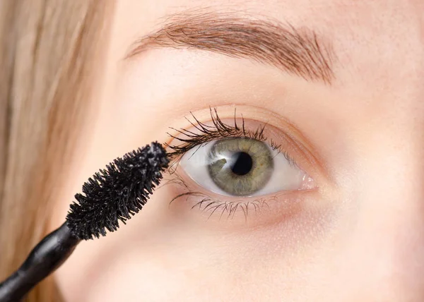 Rímel de cepillo natural ojo femenino — Foto de Stock
