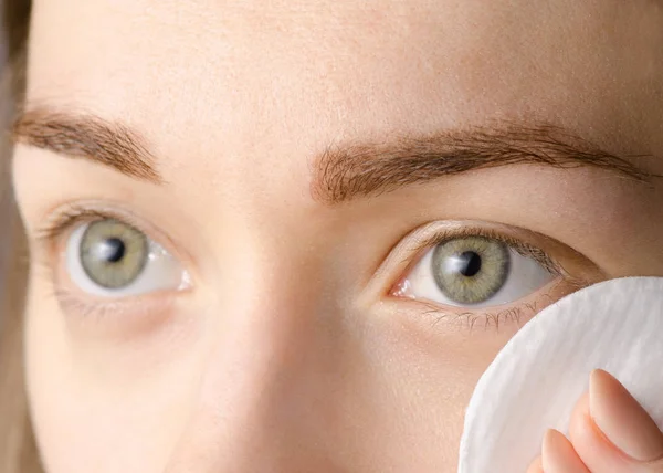 Female eye natural beauty medicine cotton pads — Stock Photo, Image