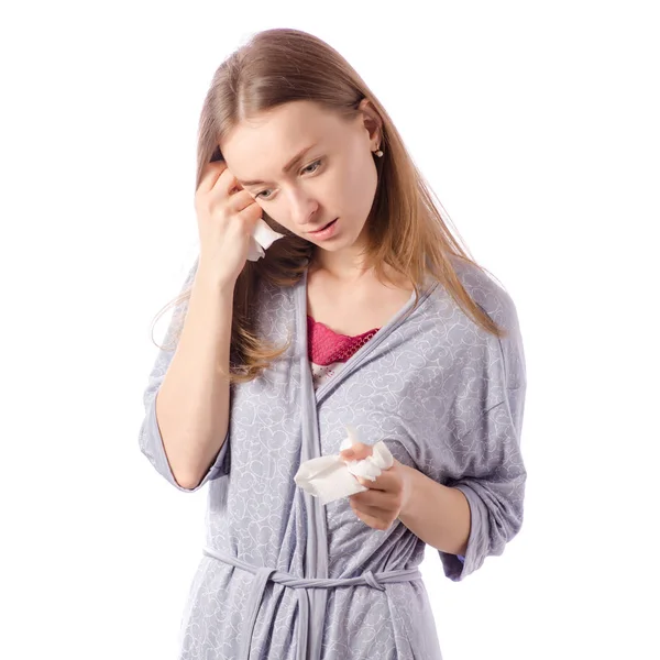 Молодая красивая женщина в халате имеет головную боль холодная салфетка гриппа — стоковое фото