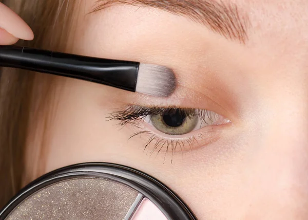 Pennello naturale occhio femminile per ombre — Foto Stock
