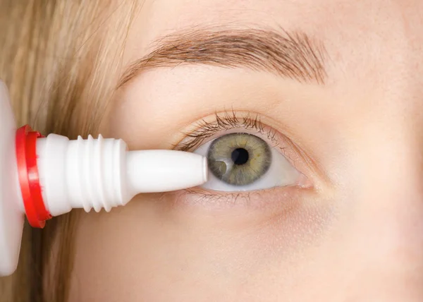 Gotas oftálmicas femeninas para los ojos de la medicina — Foto de Stock