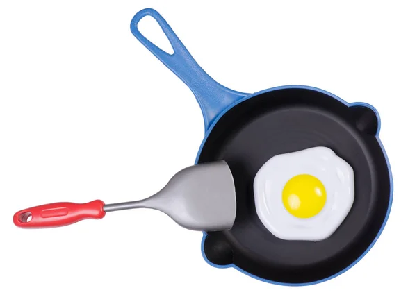 Juguete infantil sartén huevos fritos con una espátula de cocina — Foto de Stock