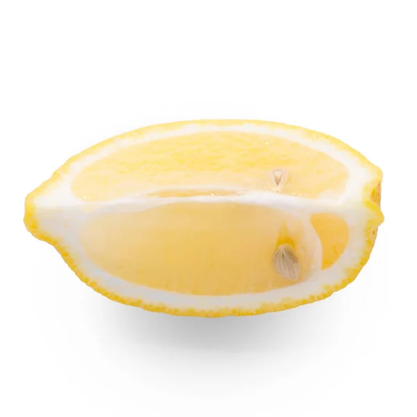 Peça de limão no isolamento de fundo branco — Fotografia de Stock