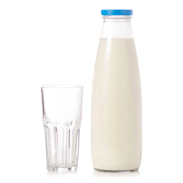 Een fles melk per glas melk — Stockfoto